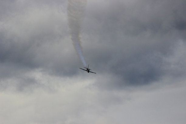 战斗机直飞向你图片下载