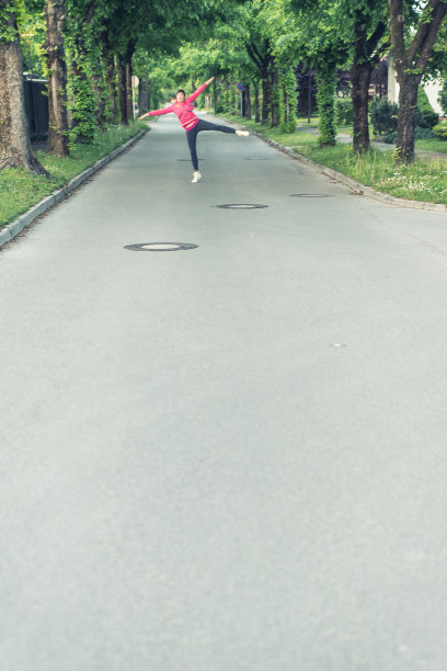 快乐的女人在街上蹦蹦跳跳图片下载