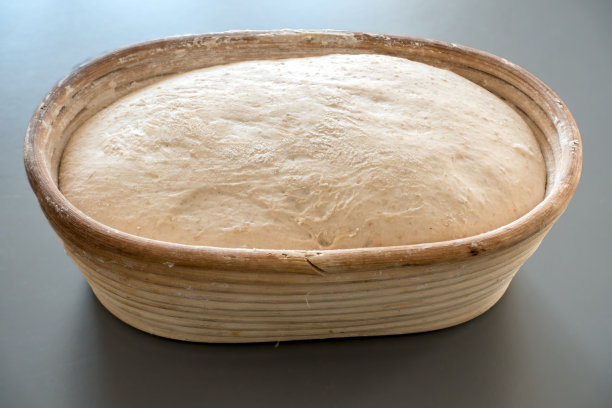 在篮子里升起的未烤面包图片下载