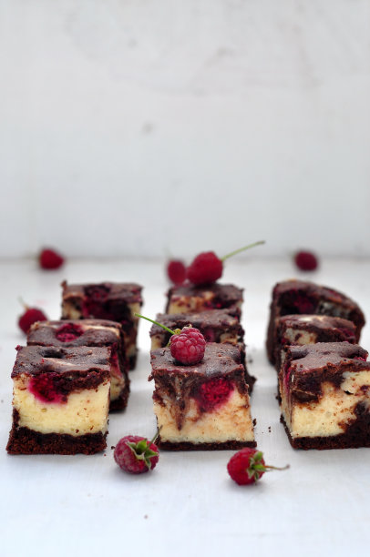 巧克力奶油芝士布朗尼配覆盆子，有选择性图片下载