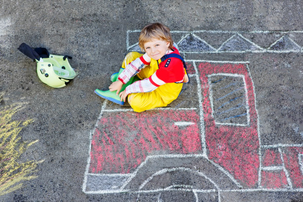 有趣的小孩玩消防车图片下载