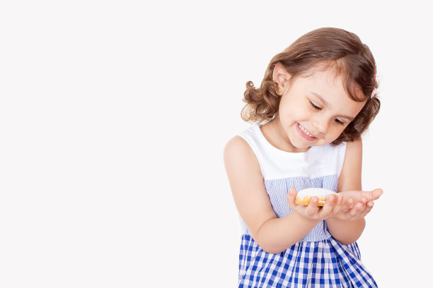 快乐的女孩拿着开斋节甜饼图片下载