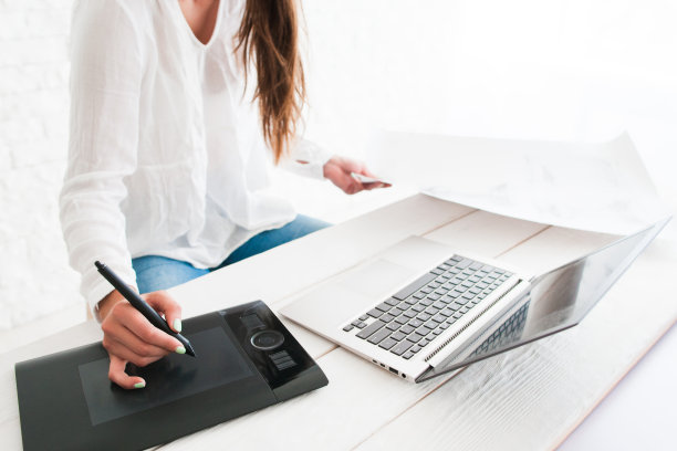 在平板电脑上工作的不知名艺术家图片下载