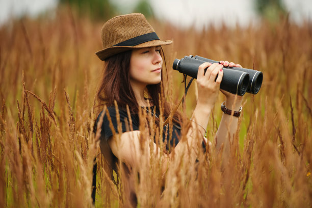 美丽的女孩在高草肖像图片下载