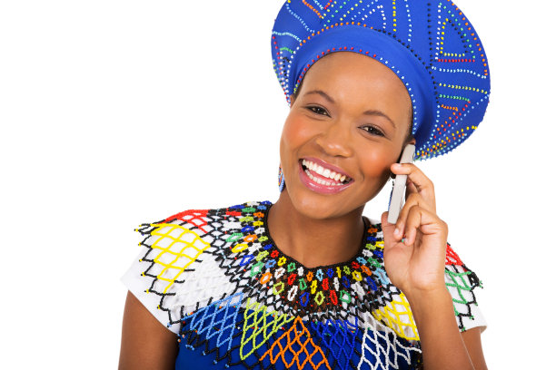 一位非洲祖鲁妇女在用智能手机通话图片下载