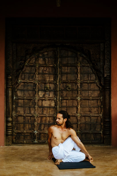 穿着白裤子做瑜伽的年轻运动员图片下载