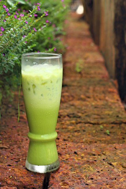 绿色背景的杯子里的绿茶图片下载