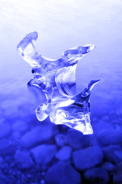 宁静-由冰湖的水形成图片下载