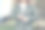 年轻女子在外面扣她的外套图片下载