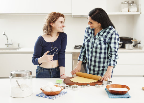 快乐的母女在厨房做饭图片下载