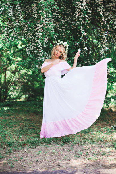 漂亮女人在夏天的花园里玩图片下载