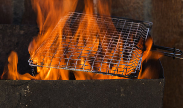 退火格栅在明火上烧烤图片下载