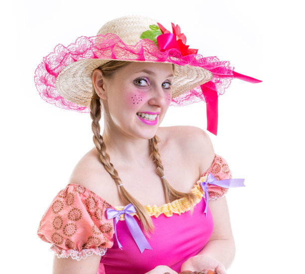 金发女孩穿着“凯皮拉”衣服参加巴西朱尼纳节日图片下载