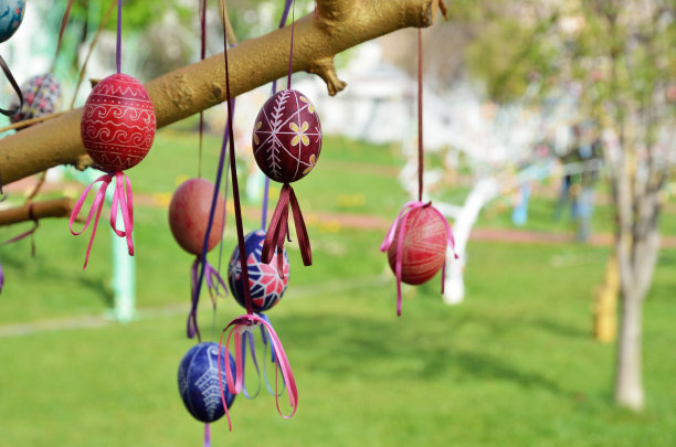 春天花园里的乌克兰皮桑卡图片下载