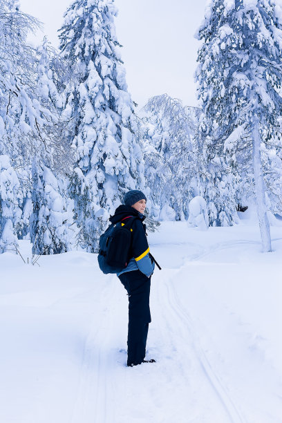 白雪覆盖的森林里的年轻人图片下载