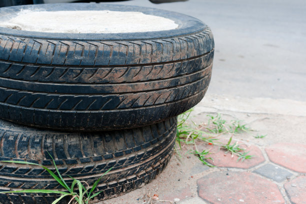 又脏又旧的轮胎用水泥作屏障图片下载