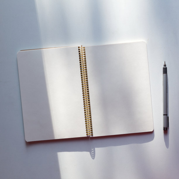 桌上放着笔记本和笔图片下载