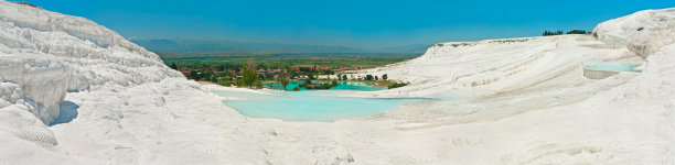 从白色的石灰华梯田上俯瞰城市图片下载