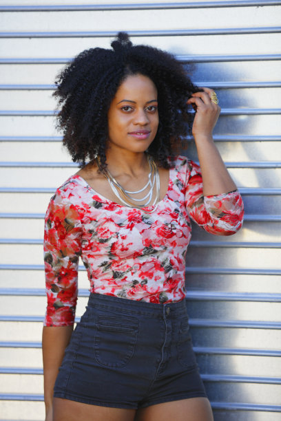 性感女人玩弄头发图片下载