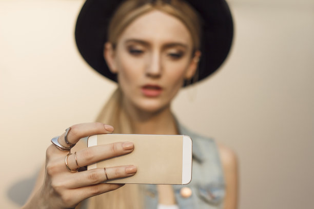 漂亮的年轻女子在自拍图片下载