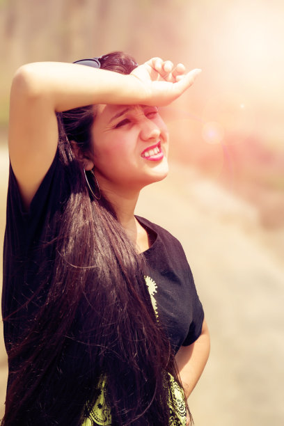 遮挡阳光的女人图片下载