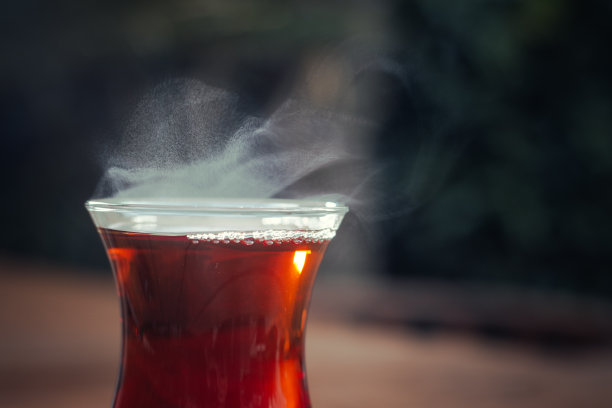 热气腾腾的土耳其茶图片下载