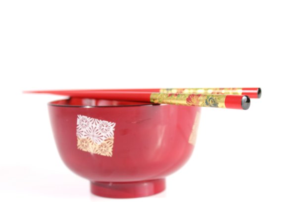 筷子与红日本碗观隔离。图片下载
