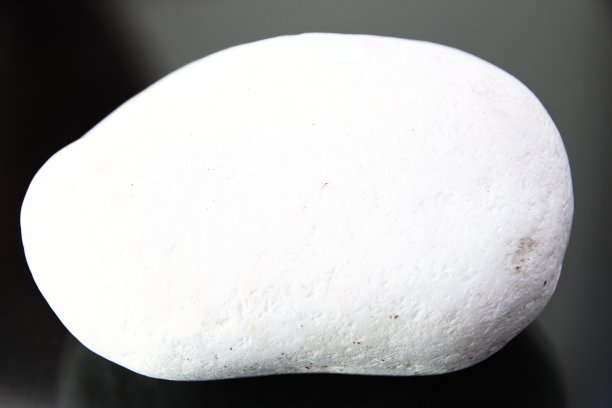 白色的石头图片下载