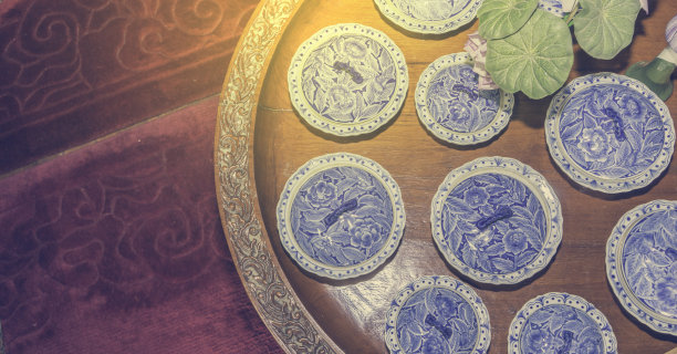 托盘陶瓷碗在复古的颜色为背景素材图片