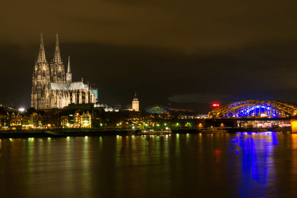 科隆大教堂和夜晚的天际图片下载