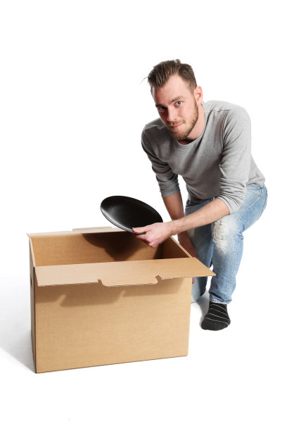 拿着纸板箱和盘子的帅哥图片下载