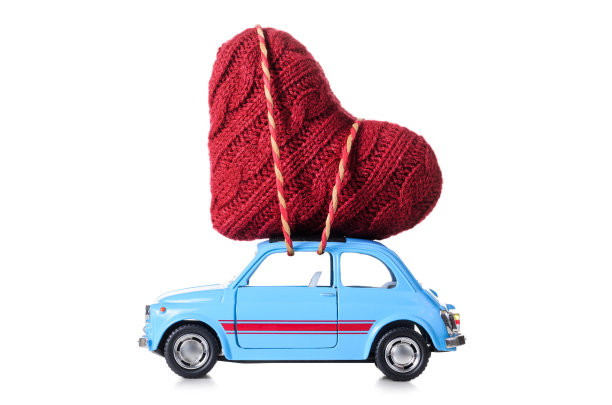 复古玩具车和情人节的心图片下载