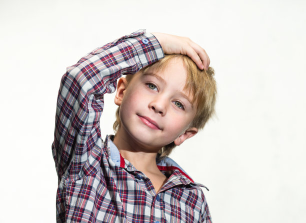 体贴的男孩图片下载