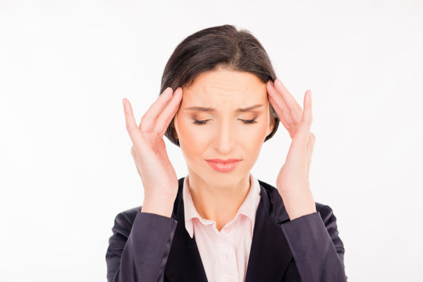 失意的年轻女子穿着正装感到头痛图片下载