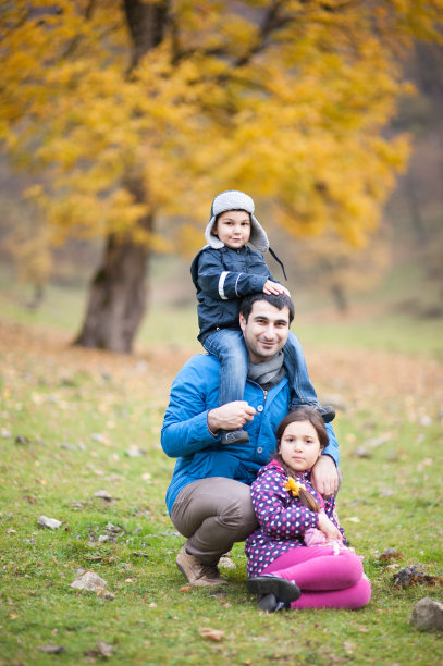 父亲带着孩子在秋天的山上图片下载
