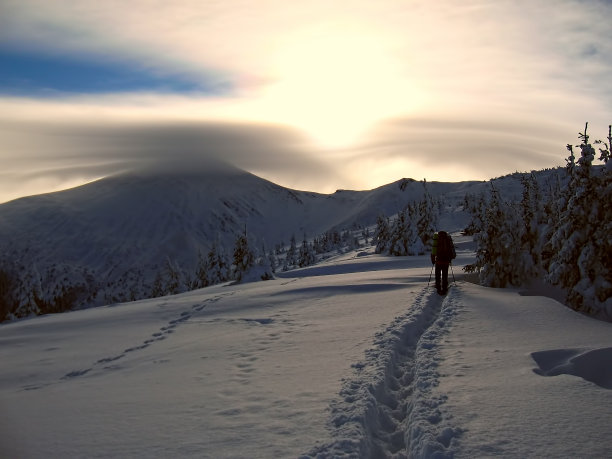 男人爬上了一座雪山图片下载