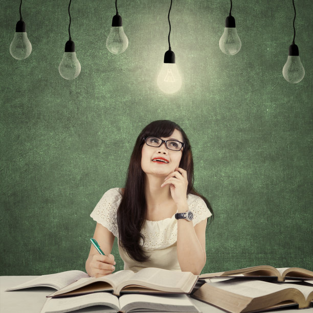 聪明的学生在灯泡下得到灵感图片下载