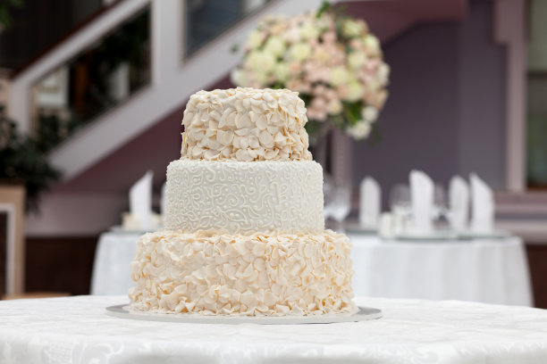 漂亮的结婚蛋糕在桌上图片下载