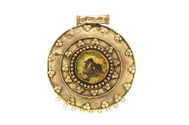 古色古香的金属印第安女子吊坠孤立在白色上图片下载