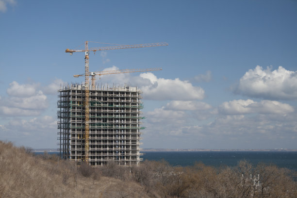 在海边建房子。图片下载