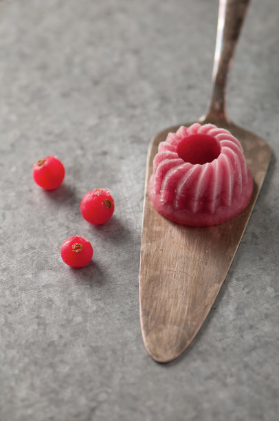 水果冰与冷冻红醋栗在蛋糕提升。图片下载