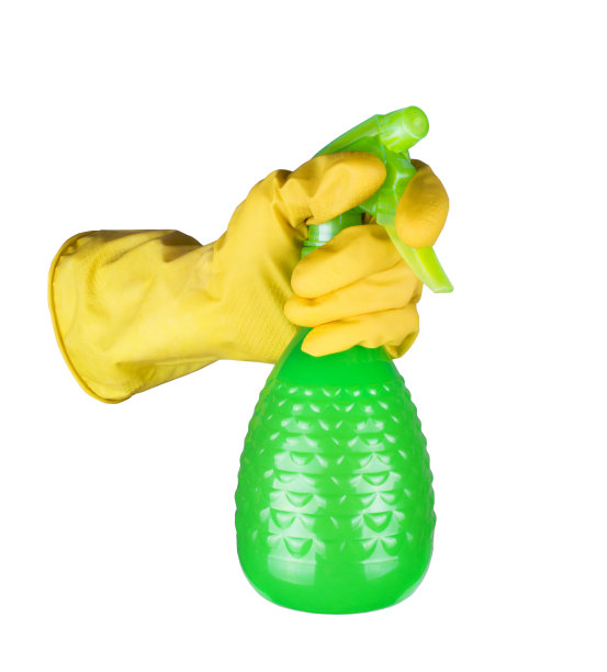 手持蓝色喷雾瓶的黄色防护手套图片下载