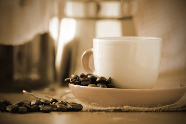 木桌上的咖啡杯和咖啡豆图片下载