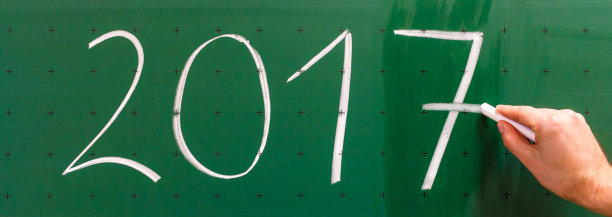 人类正在黑板上改变2016年到2017年。图片下载