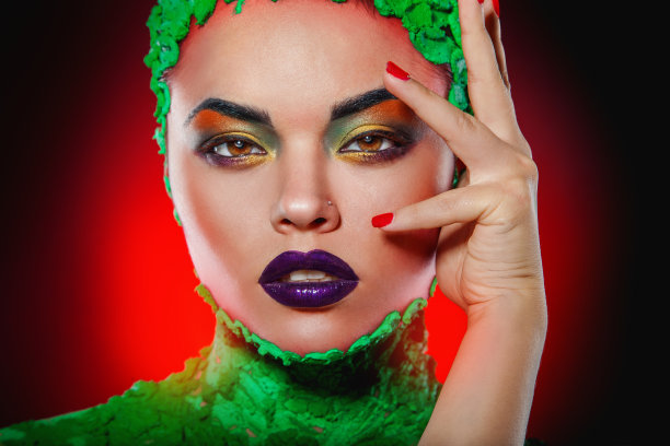 水平照片的迷人的女人与创造性的化妆图片下载