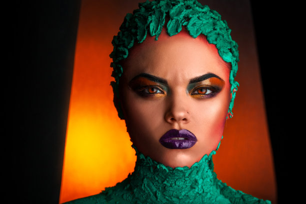 水平照片的性白人妇女与创造性的化妆图片下载