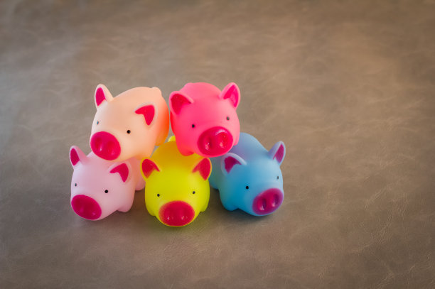 一堆五颜六色的猪玩具图片下载