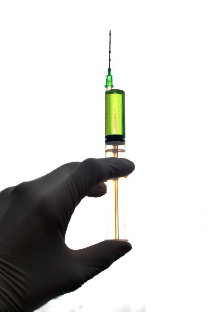 手里拿着注射器图片下载