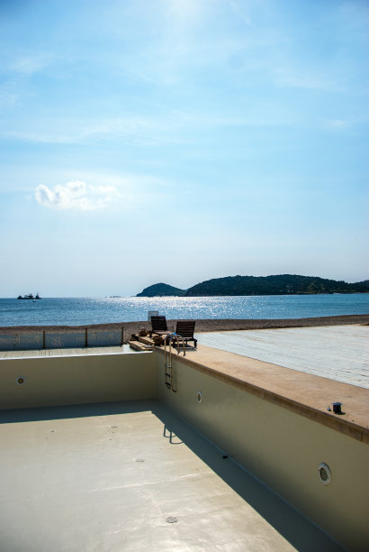 空游泳池和大海图片下载