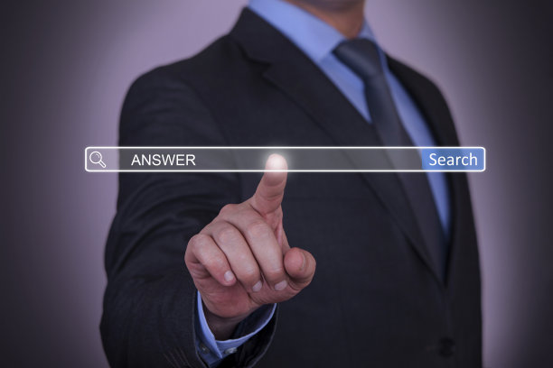 商务人士手按搜索按钮图片下载